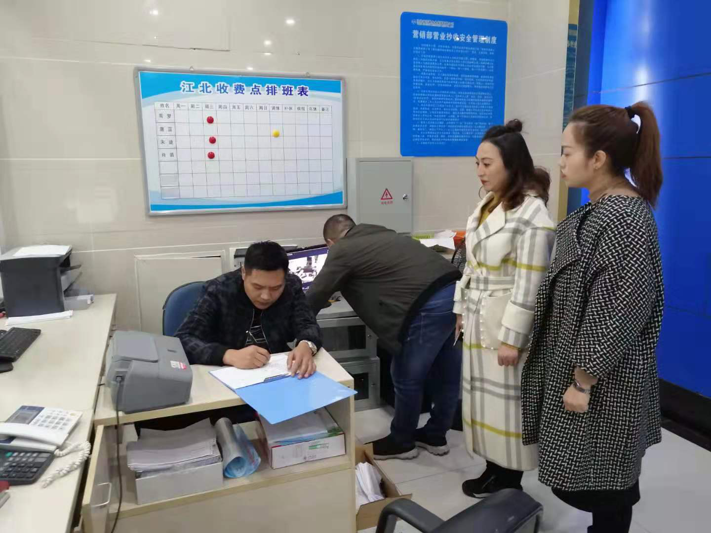 集團公司安保部、營銷部對各收費網(wǎng)點聯(lián)合開展安全檢查