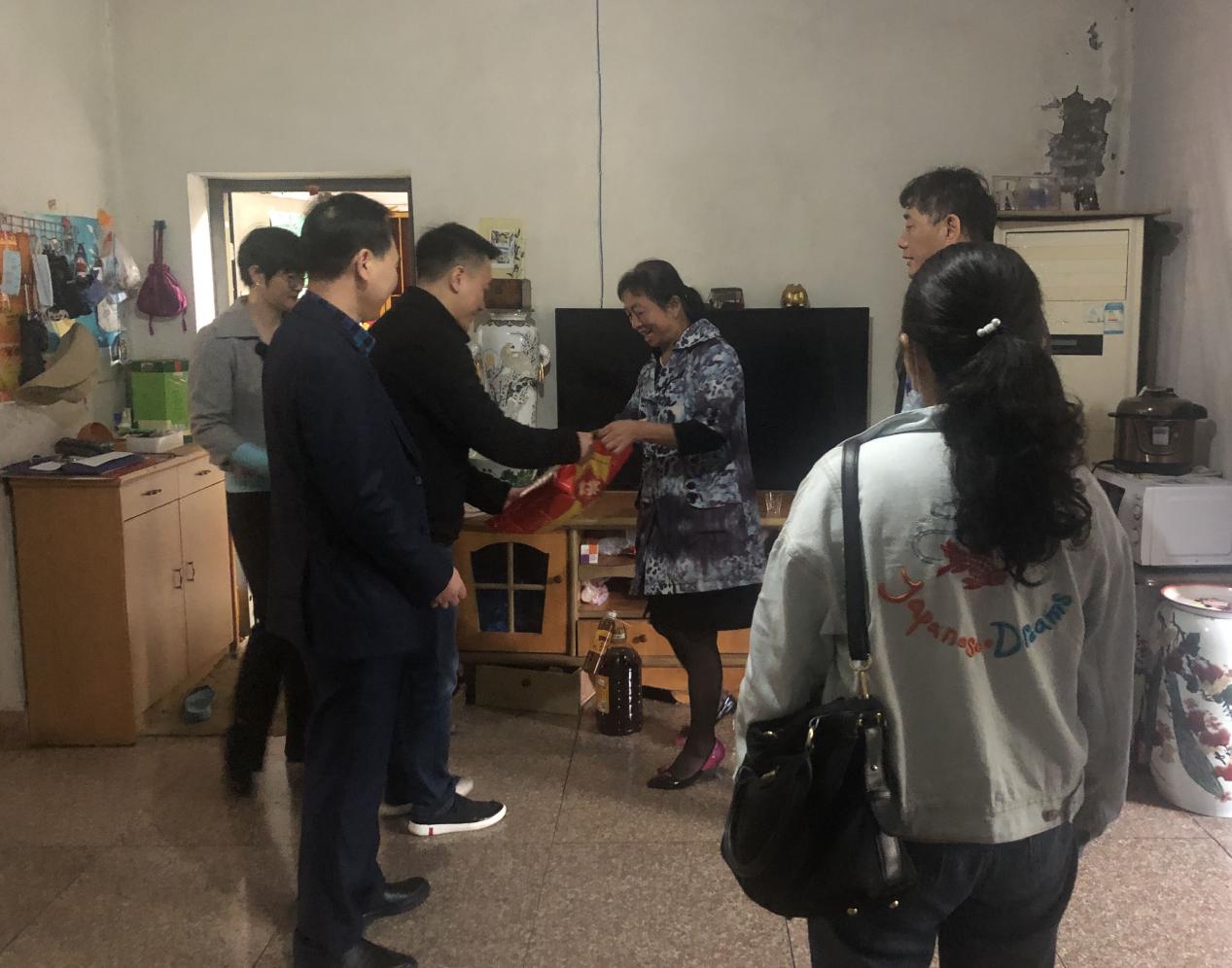 走訪慰問(wèn)困難戶，真情關(guān)愛暖人心