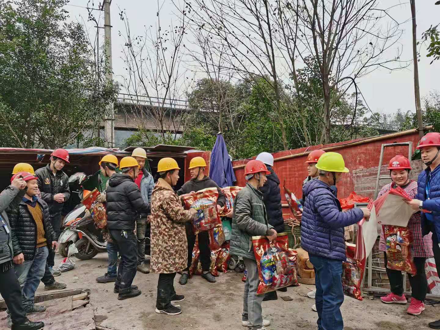 節(jié)前送“?！钡焦さ?  濃濃關愛暖人心