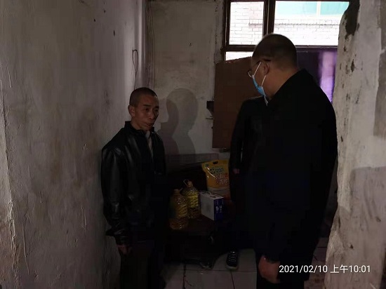 集團(tuán)公司慰問“雙包雙?！鄙鐓^(qū)困難群眾
