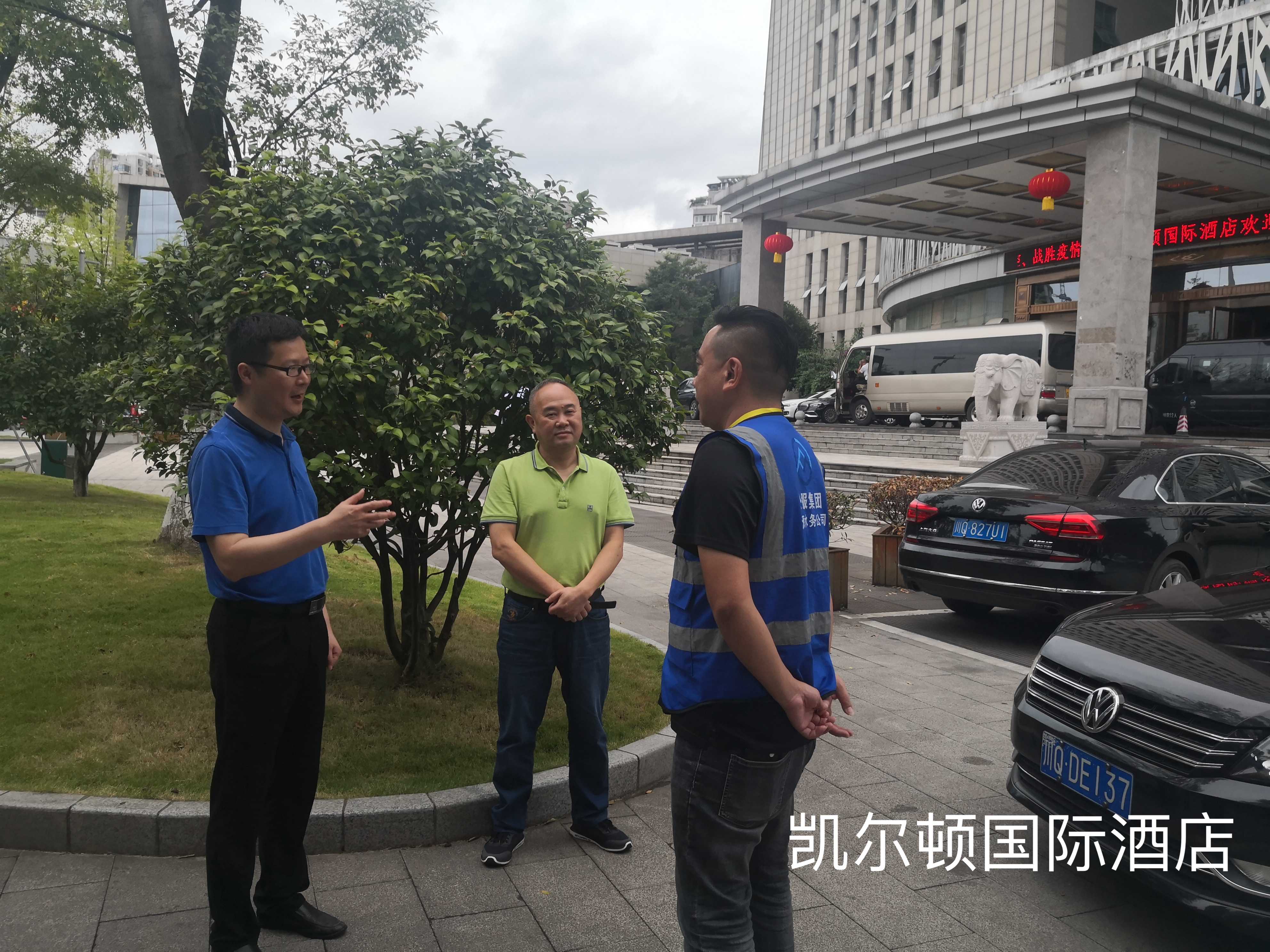 公服集團(tuán)黨委委員、監(jiān)事會(huì)主席周威看望動(dòng)力電池大會(huì)各保障點(diǎn)一線員工